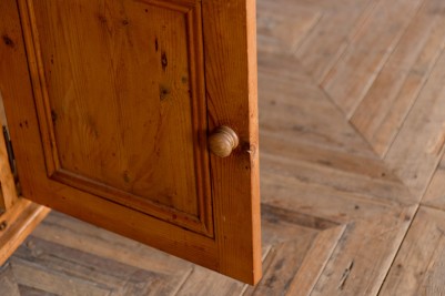 cupboard-door-close-up